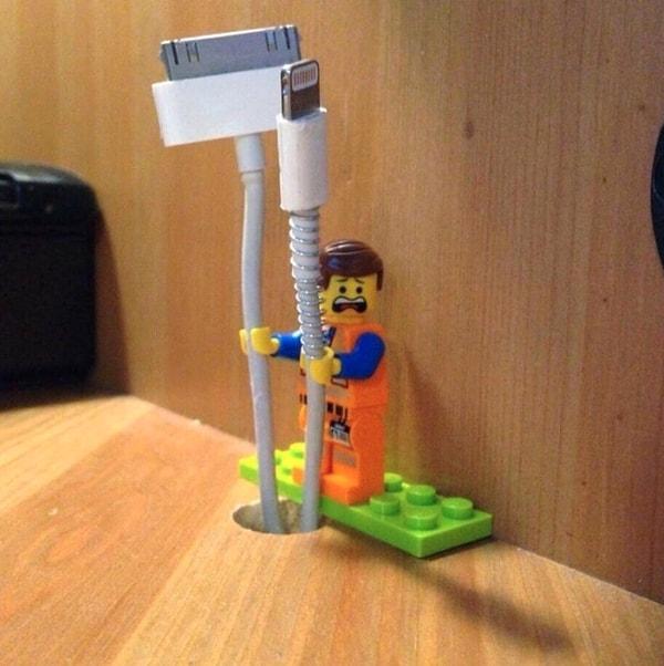 16. Minik bir lego figürü aslında şarj aletinizin kablosunu tutabilir.☺