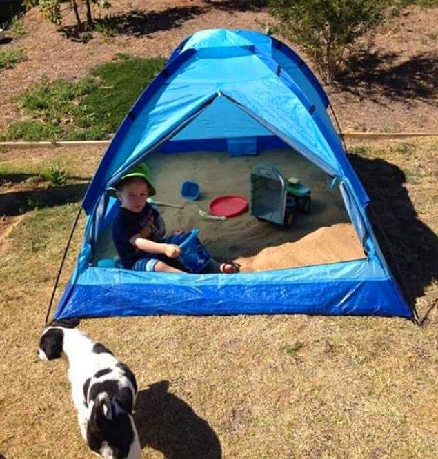 32. Çocuklar biraz da dışarıda vakit geçirsin istiyorsanız kumların üstüne kuracağınız basit bir çadırla onları güneşten koruyabilirsiniz.