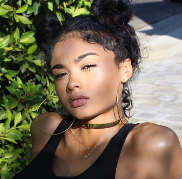 İşin asıl tuhaf kısmı ise India Love'ın Internet üzerinde genellikle "Rihanna çakması" olduğu yönünde eleştiler alıyor olması!