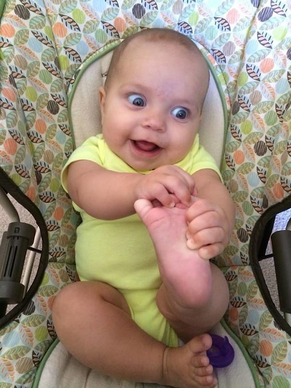 28. Малышка изучает свою ногу