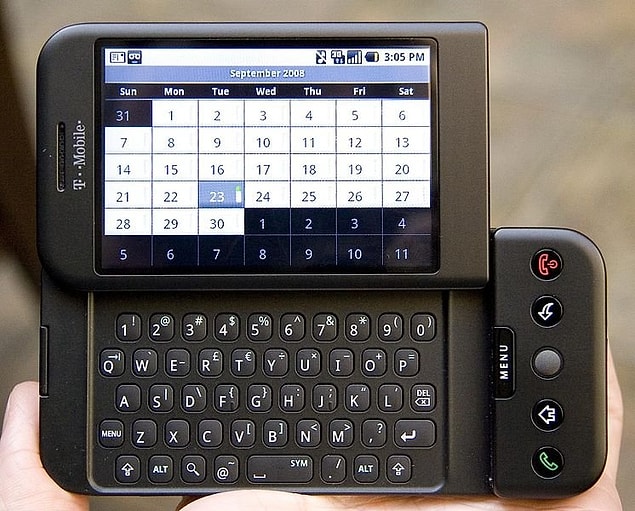 26. Derken 2008 yılında, HTC Dream piyasaya çıktı.