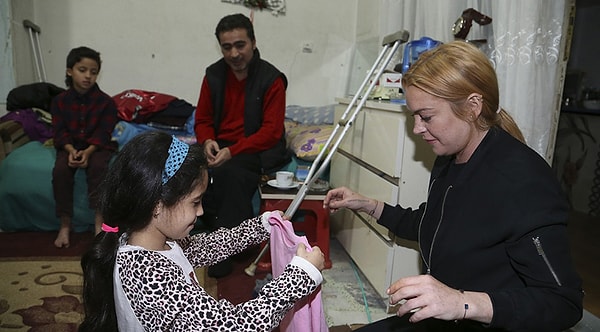 Сначала девушка отправилась в Стамбул, где пообщалась с несколькими сирийскими семьями, выслушала их истории и вручила подарки.