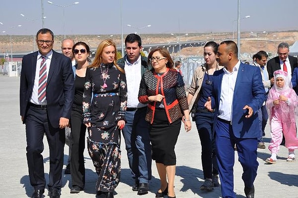 После этого звезда отправилась в город Газиантеп, где посетила один из специальных лагерей для беженцев.