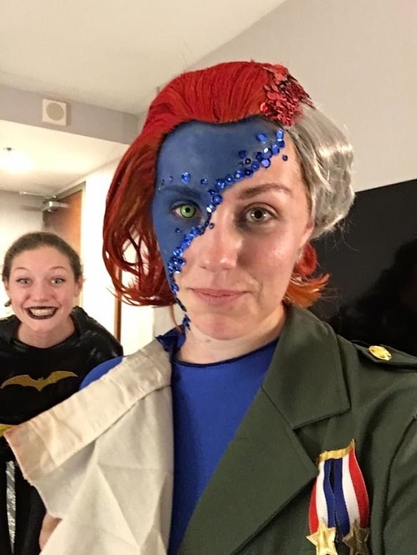 6. Также, она добавила, что наряд является компиляцией из военной формы, купленной на eBay, а также недорого синего костюма, приобретенного на Amazon