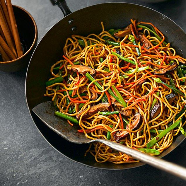 1. Sebzeli noodle, wok tavada yapılır.