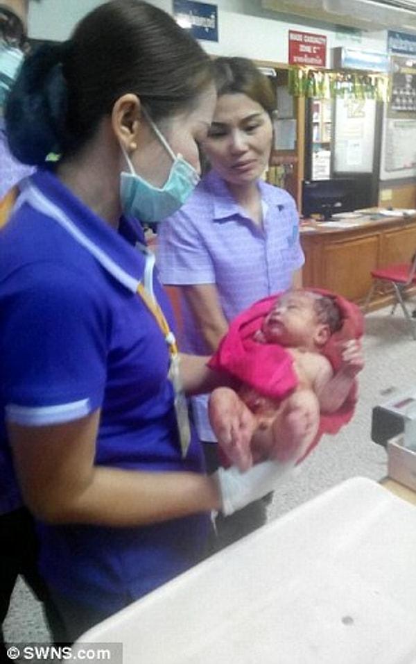 Acil müdahale edilen yaralı bebek ameliyata alındı. 14 yerinden bıçaklanan erkek bebeğin tüm yaraları dikilerek hayatta kalması sağlandı.