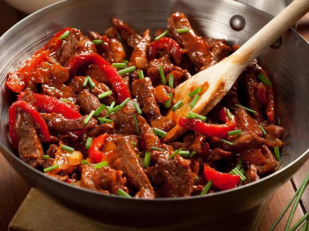 11. Wok tavaların tabanı, karbon ile kaplı olduğu için yapışmazlık özelliği vardır. Bu özellik ile bütün yiyecekleri daha az yağ şle pişirebilirsiniz.