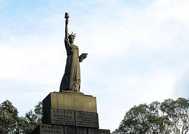 13. Pakistan, Malezya, Tayvan, Brezilya ve hatta Çin'de Özgürlük Anıtı'nın replikaları bulunmaktadır.