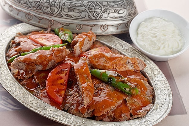 9. Oh üstüne şöyle misss gibi tereyağı geçirebileceğiniz İskender kebabı ile yola devam...