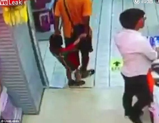 İki elinden tuttuğu çocuğunu arkasında yürüten baba dengesini kaybedince üzerine düşerek çocuğun ölümüne neden oldu.