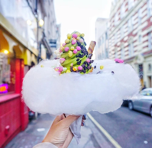 You can garnish your sweet cloud ice cream however you want.