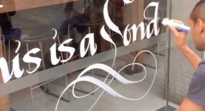 Arkanıza Yaslanın ve Hat Ustasının Cama Yaptığı Harika Eseri İzleyin!