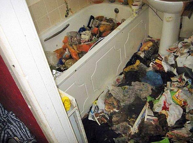 Banyoyu geçici tuvalet olarak kullanan ve evi tamamen çöple dolduran ailenin hikayesi ortaya çıktı.