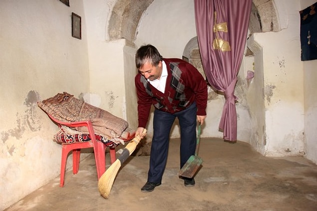 "Osmanlı hoşgörüsünün yaşandığı bu topraklarda biz de kiliseyi temizleyip ibadete hazır hale getiriyoruz"