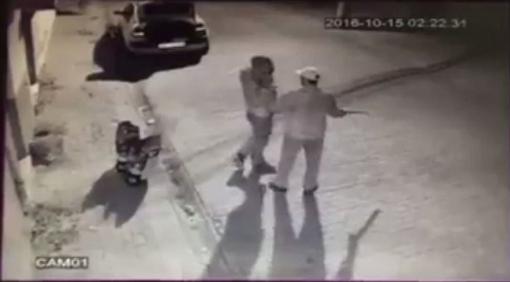 Elinde Sopa ile Sokak Hayvanlarına Saldırmaya Gelen Kişiyi Tek Yumrukla Yere Seren Adam Gibi Adam!