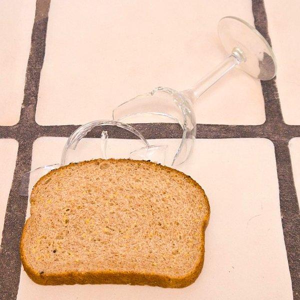 2. Cam bir eşya kırıldıktan sonra yerdeki küçük parçaları almak için en iyi şey bir dilim ekmek!