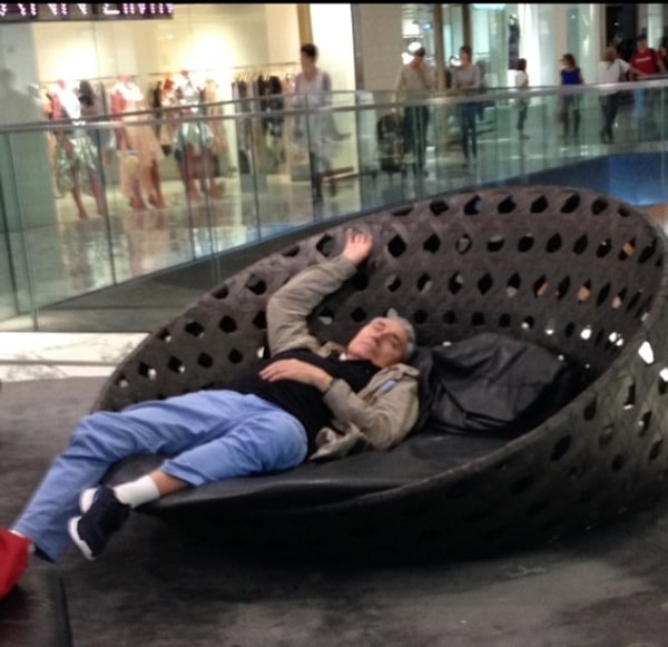 11. Кажется, он нашел свой собственный оазис посреди торгового центра!