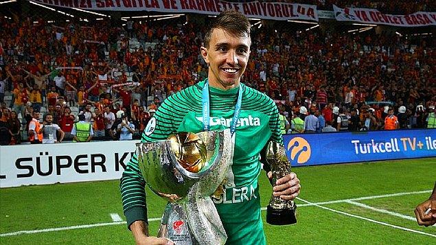 Galatasaray tarihinde en çok kupa kazanan yabancı oyuncu ünvanına ortak oldu.