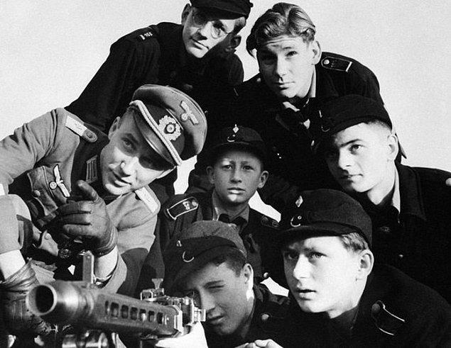 4. 27 Aralık 1944. Hitler Gençliği üyesi bir grup genç, makineli tüfeğin nasıl çalıştığıyla ilgili eğitim alırken.