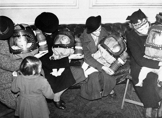 5. 3 Mart 1939. Anneler, zehirli gaz saldırıları için bebeklere özel olarak tasarlanmış maskeleri denerken.