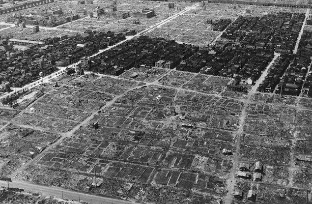 6. 1945, Tokyo. Atılan kundak bombası sonrası tamamen ortadan kalkan bir mahalle.