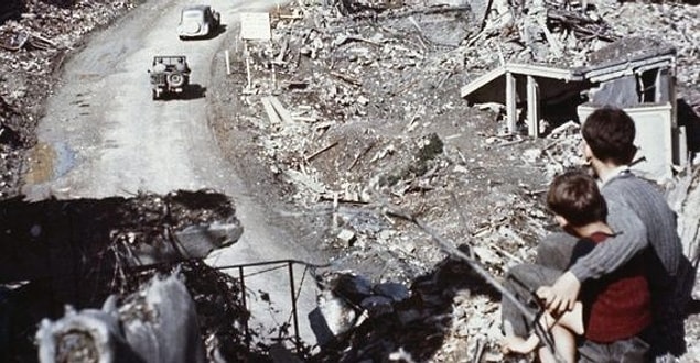 16. Haziran 1944, Normandiya. Savaşın seyrini değiştiren çıkartmanın ardından bölgeyi bir tepeden izleyen iki küçük çocuk.