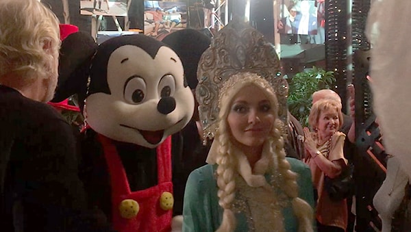 4. Вместе с ним приветственный поклон отвешивали и ростовые куклы: Шрэк, Снегурочка, Дед Мороз и т.д.