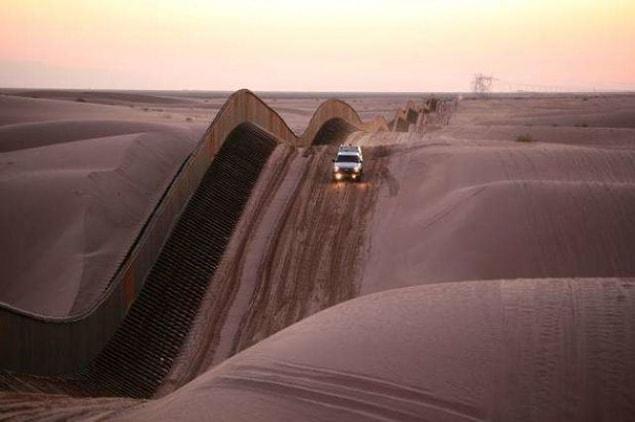 4. This inclined fence over Algodones Sand Dunes near Southern California