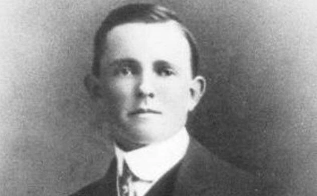 Дэниел Бакли переоделся в женщину, чтобы спастись