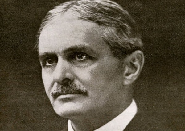 9. Роберт Хиченс утопил гигантский лайнер и спасся бегством