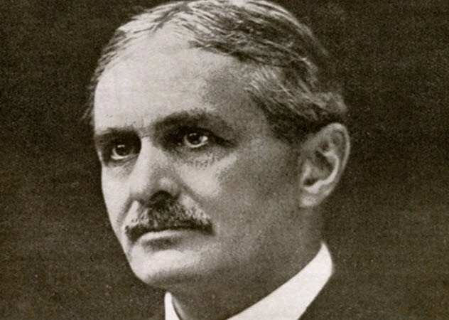 Роберт Хиченс утопил гигантский лайнер и спасся бегством