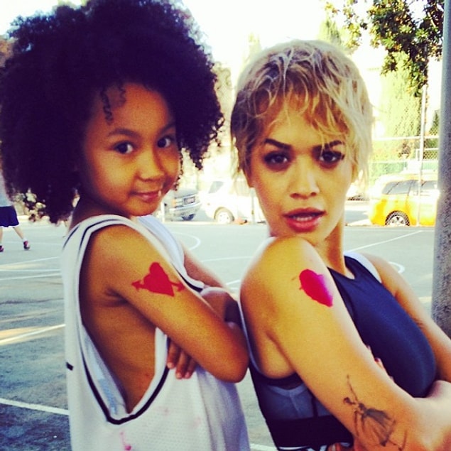 8. Rita Ora and this cute little girl are team curls. ☀