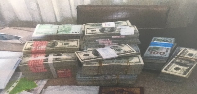 Evde yapılan aramada, valiz ve ayakkabı kutusu içerisinde saklanmış halde 990 bin dolar ve 50 bin 550 avro ele geçirildi.
