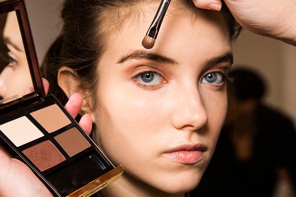 7. Подкрасьте брови карандашом (его оттенок должен сочетаться с вашим цветом волос) или матовыми тенями.