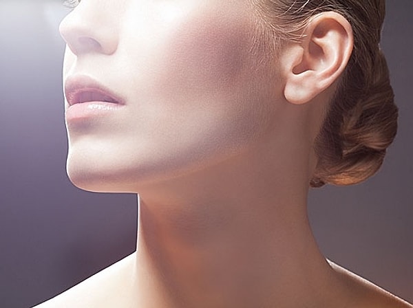 9. Одним движением большой кисточки нанесите на скулы совсем немного румян.