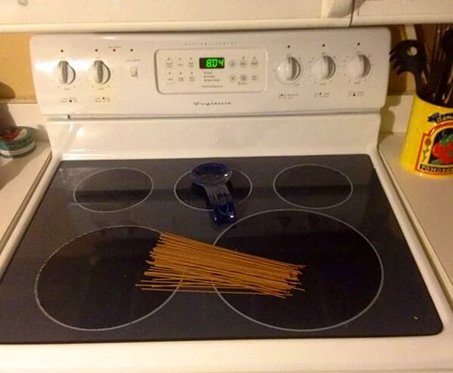 Его попросили поставить спагетти на плиту 