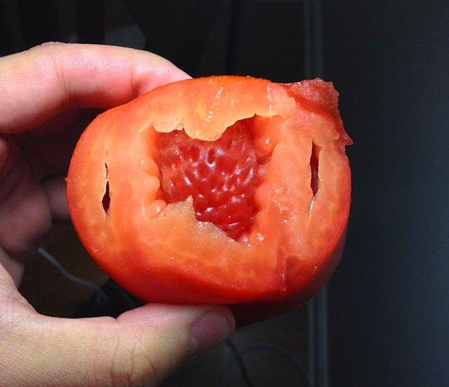 2. İçindeki çileği öldürmeyip saklayan domates.🍅🍓