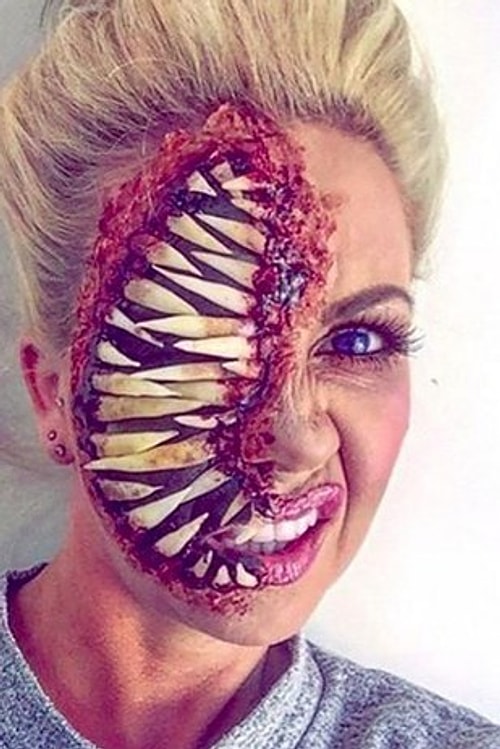And this gory, tooth-filled face 😳😳