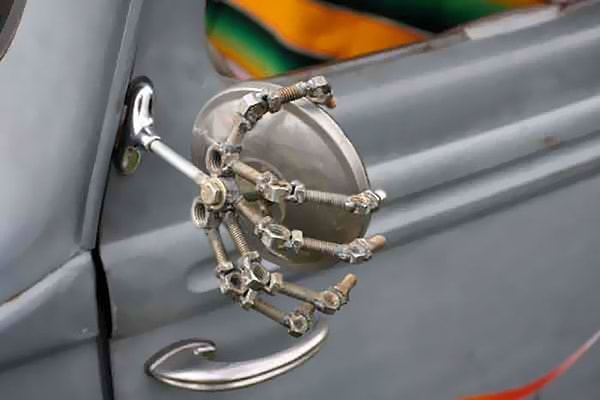 9. Костяная рука держит зеркало