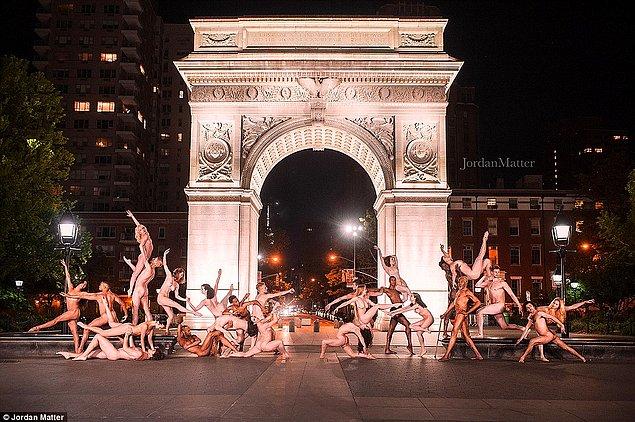 25 tane dansçı Matter'ın kıyafetlerinizi çıkarın ve yerlerinizi alın komutuyla Washington Square Park'ta 43 saniye boyunca çıplak poz verdiler.