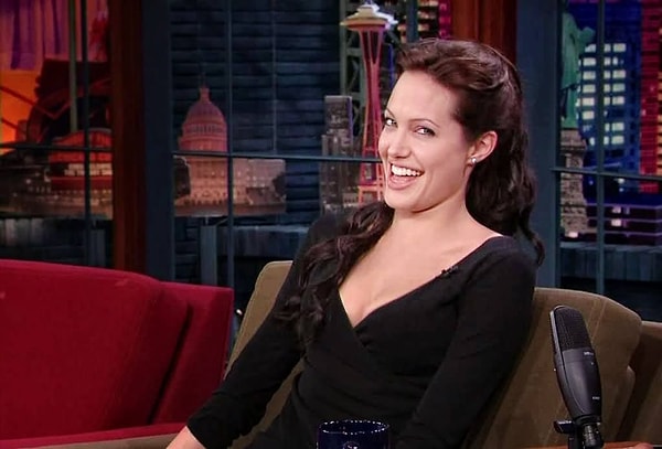 5. "Узнала, что он пишет сексуальные СМС своей бывшей. Поменяла в телефоне номер его бывшей на номер его начальника".