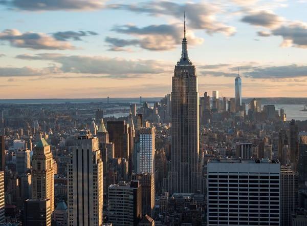 Manhattan'daki harap binaları bir bir satın almaya ve gösteriş budalası nüfus için "dönüştürmeye" devam etti.