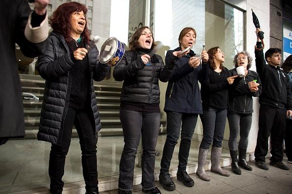 Buenos Aires'ten görüntüler. Protestolar için bütün kadınlara 'siyah giyinin' çağrısı yapılmıştı.