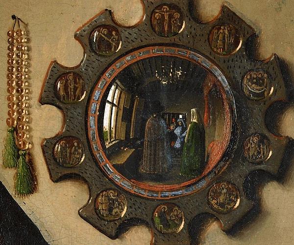 Çiftin arkasındaki aynadan yansıyan görüntüde Jan van Eyck'i görebiliyoruz.