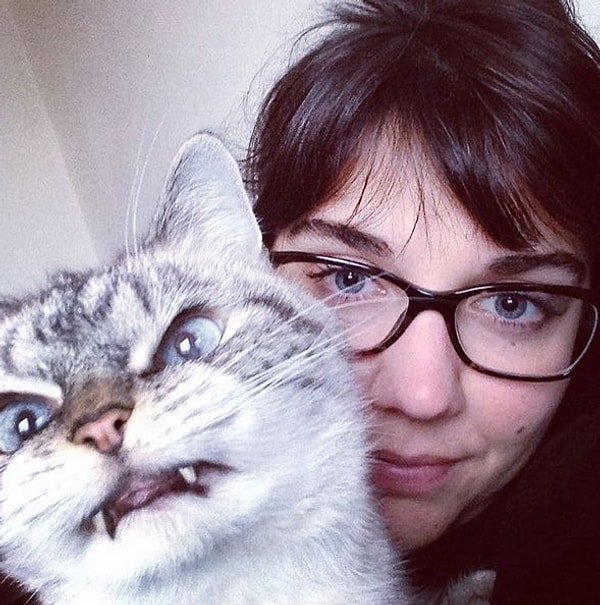 9. Эта киса не любит селфи!