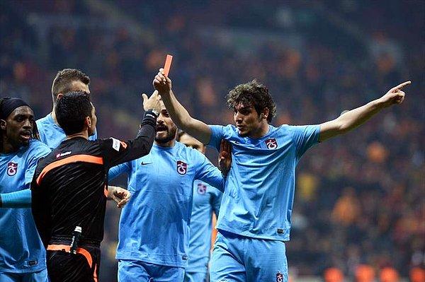 13. Trabzonsporlu futbolcuların hakem kararlarını protesto edip maçı bıraktığı olaylı maçın hakemi kimdir?