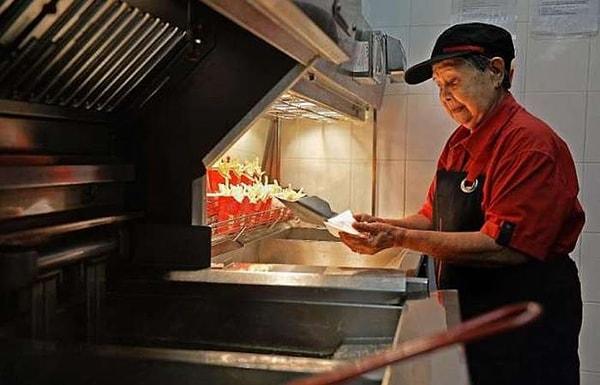 1. McDonald's'ın en yaşlı çalışanı şu an 92 yaşında. Goh Gwek Eng isimli bu kadın, Singapur'daki bir McDonald's şubesinde çalışmakta.