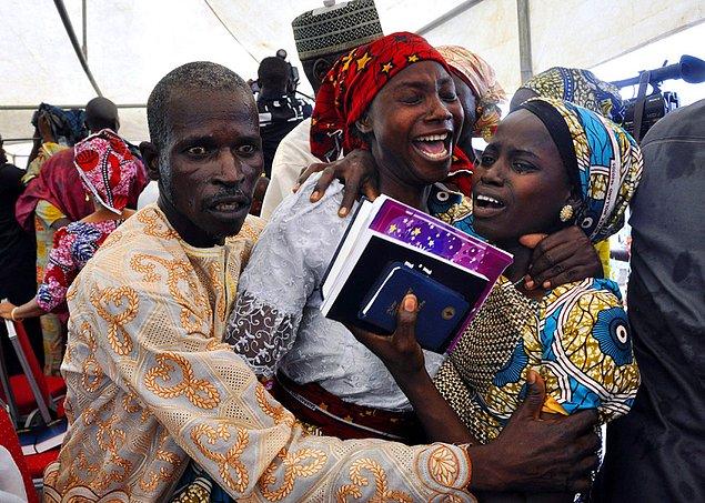 17. Nisan 2014'te Nijerya'da kaçırılan 300 kız çocuğundan biri olan kız ailesiyle buluşmanın sevincini yaşıyor. Kızlardan 197'si hala tutsak.