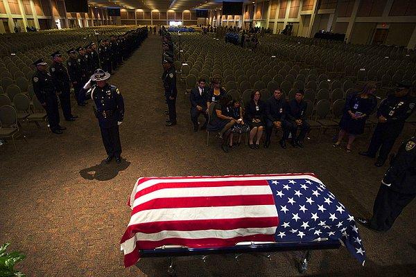 19. Ekim'de bir silahlı çatışmada hayatlarını kaybeden polis memurları Vega ve Lesley Zerebny için Palm Springs'de düzenlenen cenaze töreni.