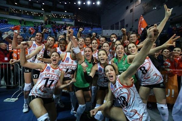Geçen sene de dünya şampiyonu olan takım, birer kere de Avrupa Bayanlar Voleybol Şampiyonlar Ligi ve CEV Kupa Galipleri Kupası'nı kazandı.